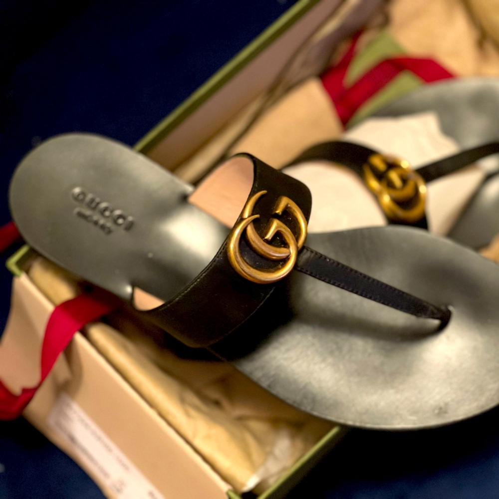 Gucci Black Leather thong sandal with Double G